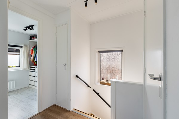 Foto - Te koop: instapklare hoekwoning met oprit en garage!